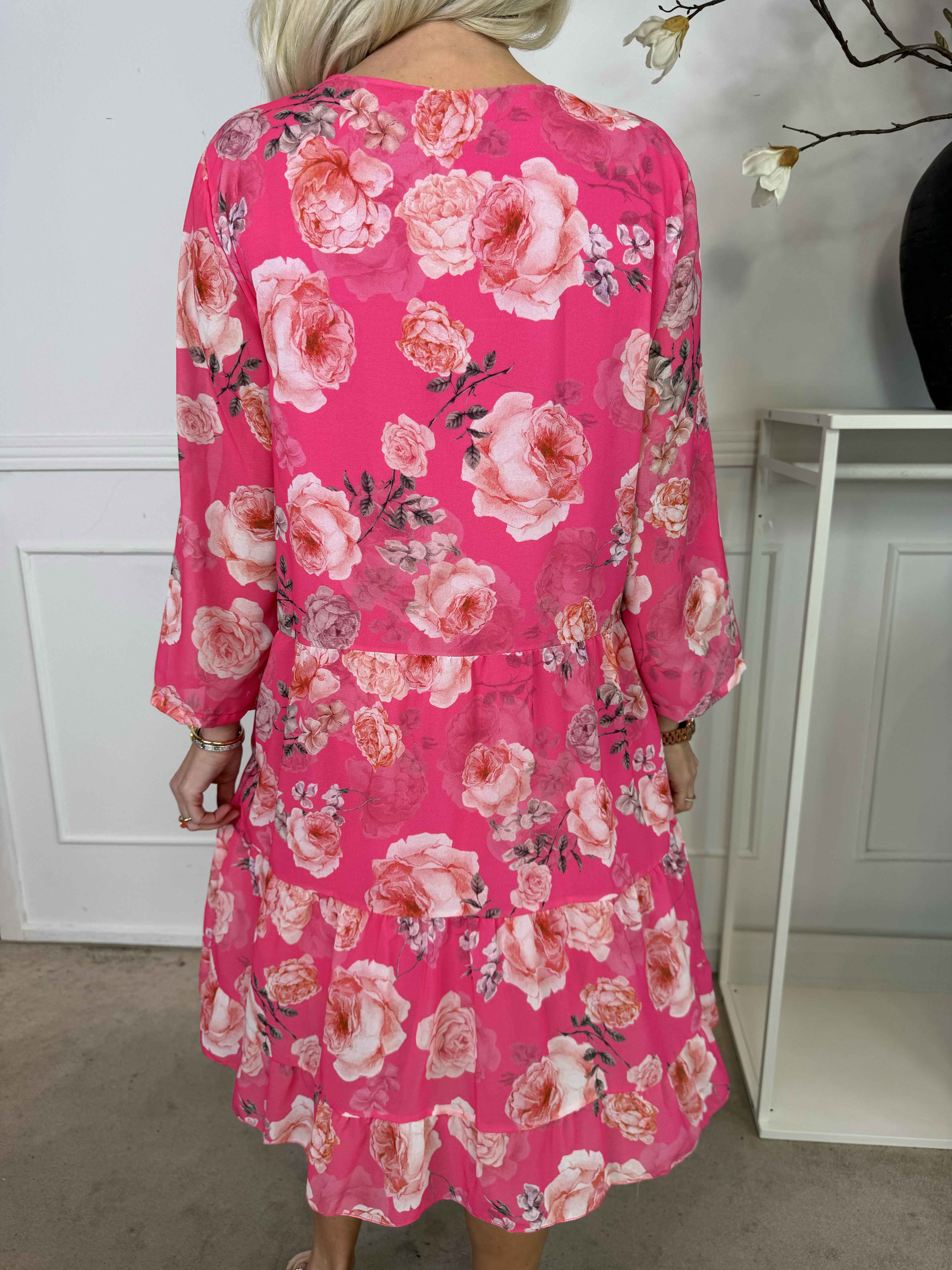 Stella - Blommig chiffongklänning med underkjol i viskos